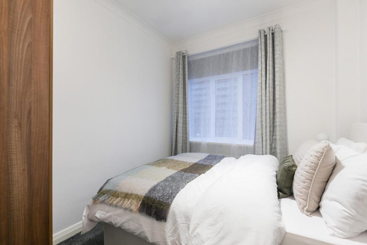 Perfectly Located 1 Bed Apartment Above Tube Station London Exterior photo